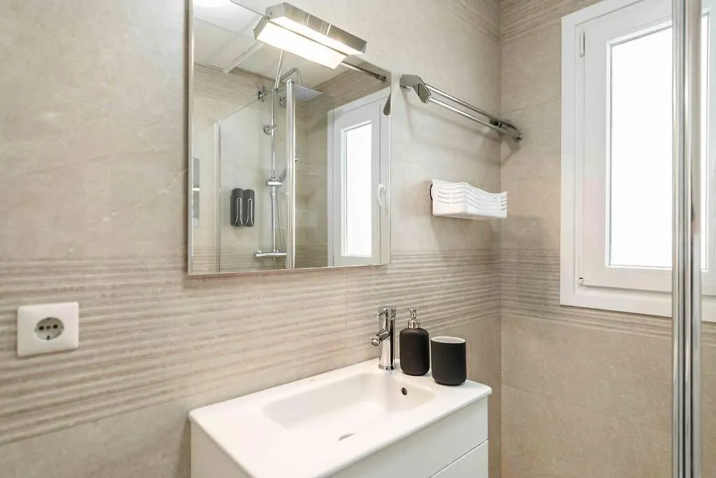 Spacious & Authentic Apartment By Rems Malaga